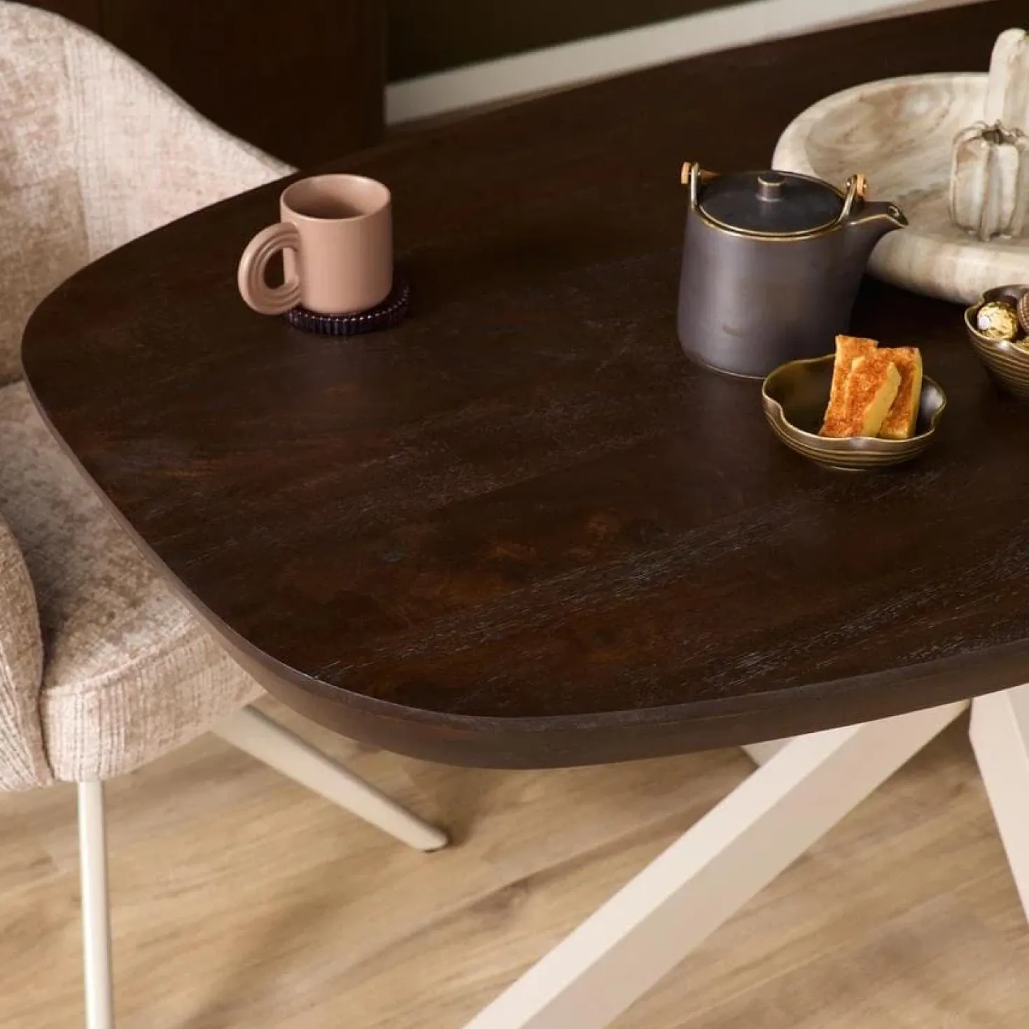 Eettafel Martin Deens ovaal Walnoot Zand poot 160cm