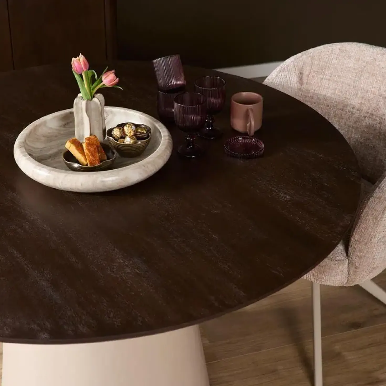 Eettafel Martin rond Walnoot Zand Dichte poot 130cm